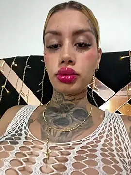 Snapshot of Zaratattoox chatting on 10-07-25, 06:43 Zaratattoox online show from 10-07-25, 06:43