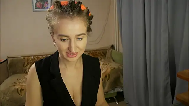 Snapshot of Sophiloren chatting on 01-21-25, 06:45 Sophiloren online show from 01-21-25, 06:45