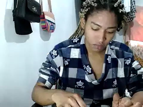 Snapshot of miriam775 chatting on 02-09-25, 04:18 miriam775 online show from 02-09-25, 04:18