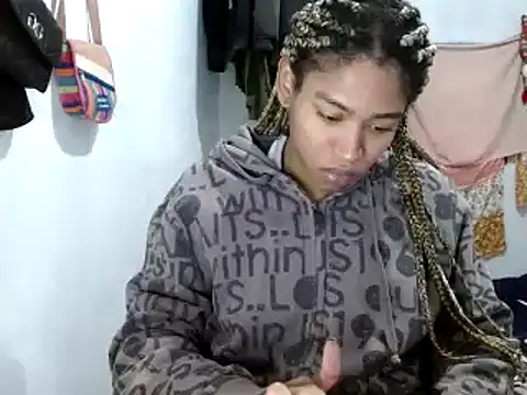 Snapshot of miriam775 chatting on 02-14-25, 12:14 miriam775 online show from 02-14-25, 12:14