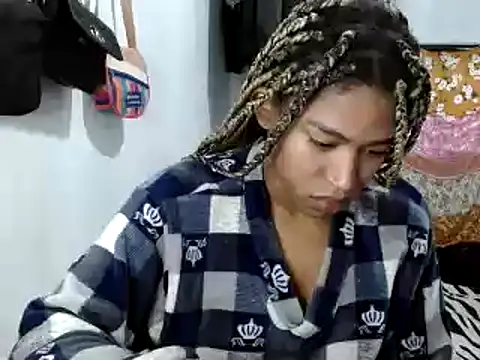 Snapshot of miriam775 chatting on 02-19-25, 12:00 miriam775 online show from 02-19-25, 12:00