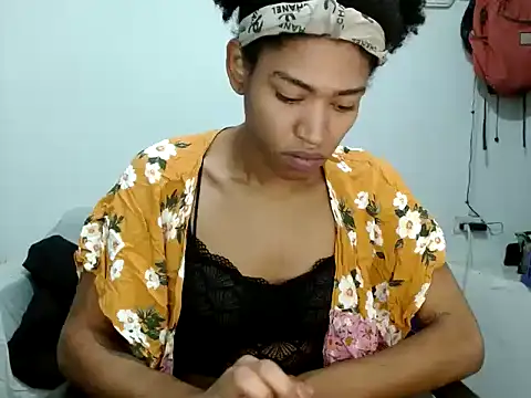 Snapshot of miriam775 chatting on 10-03-25, 11:18 miriam775 online show from 10-03-25, 11:18