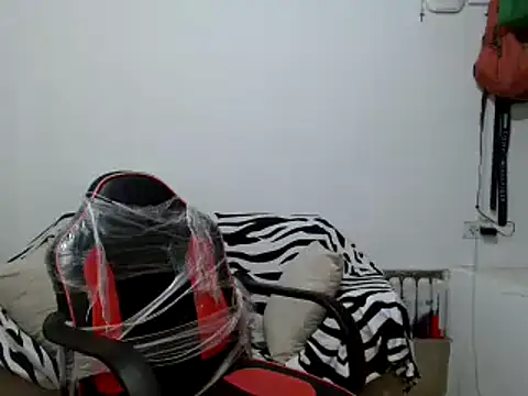 Snapshot of miriam775 chatting on 01-14-26, 02:01 miriam775 online show from 01-14-26, 02:01