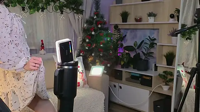 Snapshot of KiraLiLime chatting on 02-11-25, 09:25 KiraLiLime online show from 02-11-25, 09:25