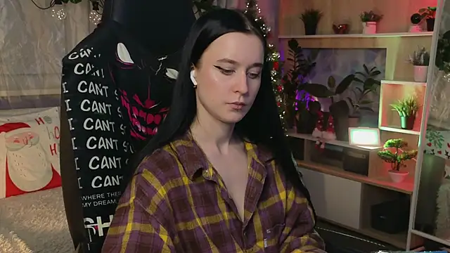 Snapshot of KiraLiLime chatting on 03-04-25, 10:27 KiraLiLime online show from 03-04-25, 10:27