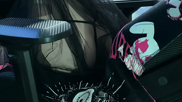 Snapshot of KiraLiLime chatting on 03-11-25, 11:44 KiraLiLime online show from 03-11-25, 11:44