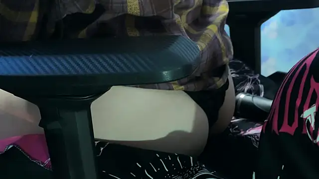 Snapshot of KiraLiLime chatting on 03-14-25, 11:45 KiraLiLime online show from 03-14-25, 11:45