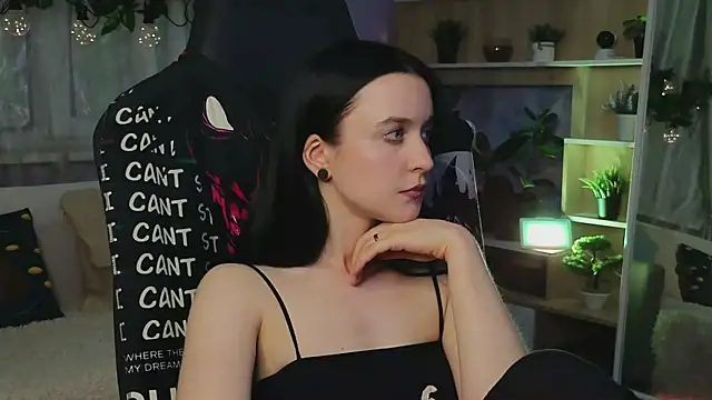 Snapshot of KiraLiLime chatting on 03-18-25, 09:21 KiraLiLime online show from 03-18-25, 09:21