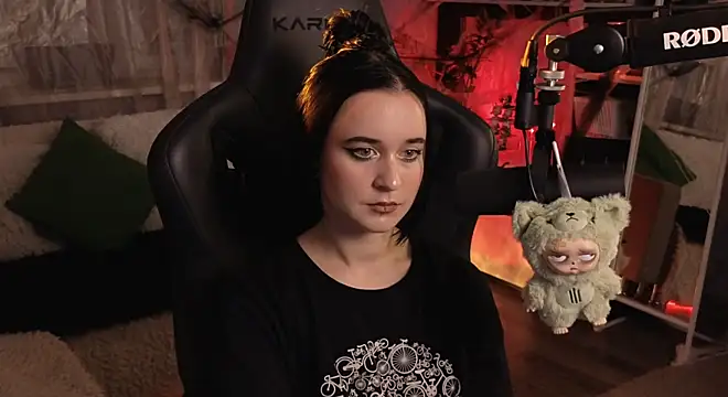 Snapshot of KiraLiLime chatting on 11-02-25, 05:59 KiraLiLime online show from 11-02-25, 05:59