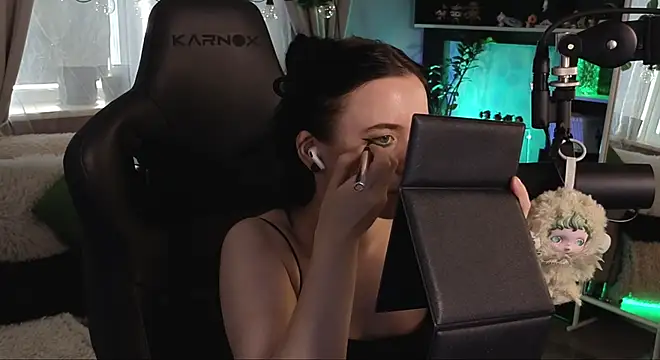 Snapshot of KiraLiLime chatting on 11-16-25, 10:54 KiraLiLime online show from 11-16-25, 10:54