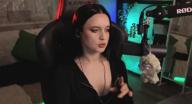 Snapshot of KiraLiLime chatting on 11-29-25, 06:22 KiraLiLime online show from 11-29-25, 06:22