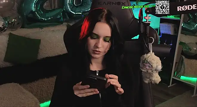 Snapshot of KiraLiLime chatting on 12-19-25, 07:21 KiraLiLime online show from 12-19-25, 07:21