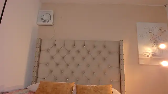 Snapshot of vanesasexyhot21 chatting on 09-23-25, 02:47 vanesasexyhot21 online show from 09-23-25, 02:47