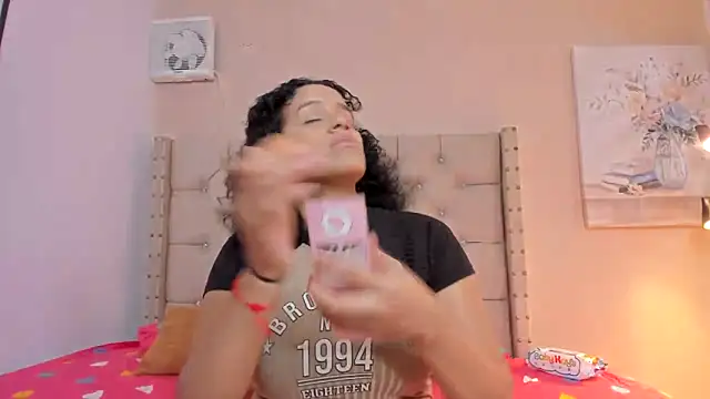 Snapshot of vanesasexyhot21 chatting on 10-30-25, 02:35 vanesasexyhot21 online show from 10-30-25, 02:35