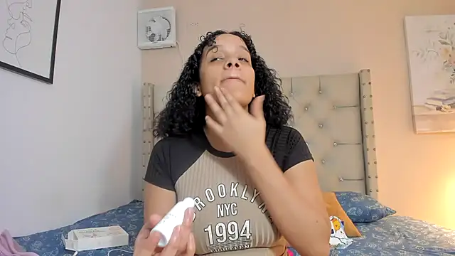 Snapshot of vanesasexyhot21 chatting on 11-02-25, 02:03 vanesasexyhot21 online show from 11-02-25, 02:03