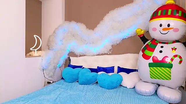 Snapshot of GloriNichols chatting on 12-15-25, 06:06 GloriNichols online show from 12-15-25, 06:06