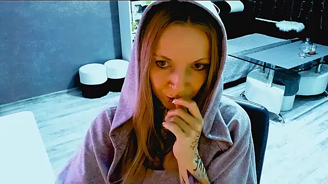 Snapshot of InesGold chatting on 10-17-25, 08:22 InesGold online show from 10-17-25, 08:22