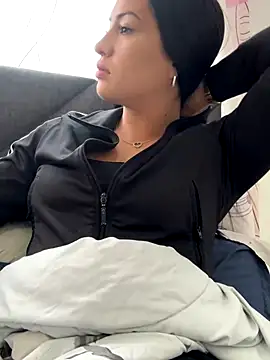 Snapshot of Sara_luna_ chatting on 11-06-25, 03:46 Sara luna online show from 11-06-25, 03:46