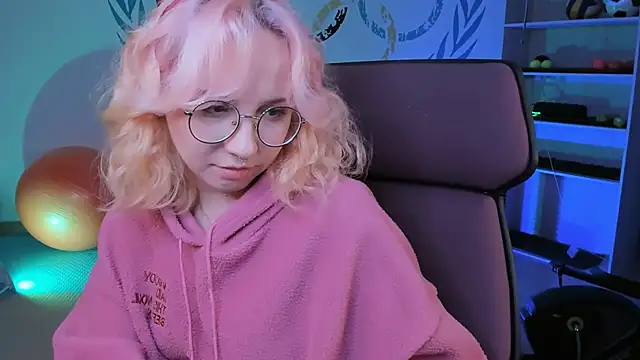 Snapshot of JasmineMilko chatting on 02-07-25, 08:11 JasmineMilko online show from 02-07-25, 08:11