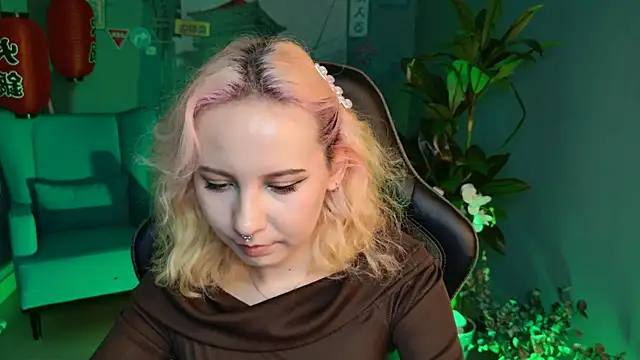 Snapshot of JasmineMilko chatting on 02-13-25, 08:17 JasmineMilko online show from 02-13-25, 08:17