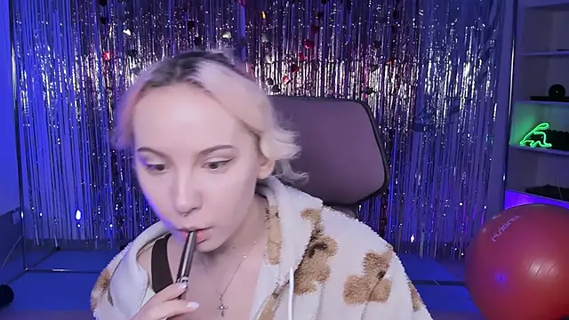 Snapshot of JasmineMilko chatting on 03-19-25, 05:08 JasmineMilko online show from 03-19-25, 05:08