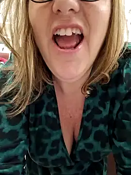 Snapshot of Mara-24 chatting on 01-10-25, 11:18 Mara-24 online show from 01-10-25, 11:18