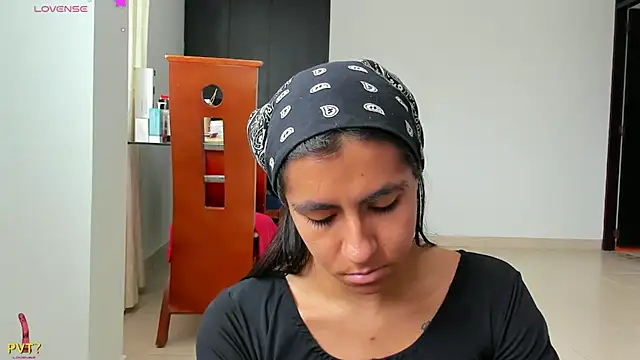 Snapshot of Kamilasalazar chatting on 02-14-25, 06:40 Kamilasalazar online show from 02-14-25, 06:40