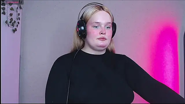 Snapshot of rozzhaos8 chatting on 10-23-25, 11:31 rozzhaos8 online show from 10-23-25, 11:31