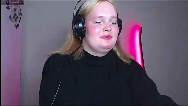 Snapshot of rozzhaos8 chatting on 10-25-25, 07:08 rozzhaos8 online show from 10-25-25, 07:08