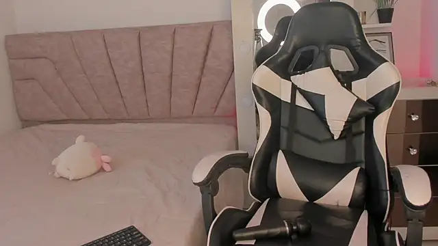 Snapshot of SavannahWildee chatting on 10-15-25, 01:22 SavannahWildee online show from 10-15-25, 01:22