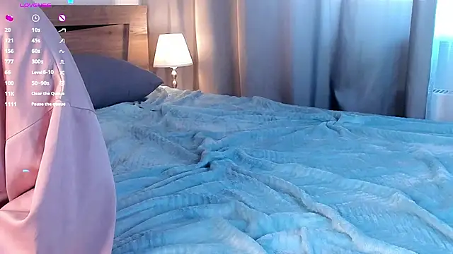 Snapshot of LowOncoming chatting on 12-17-24, 07:18 LowOncoming online show from 12-17-24, 07:18