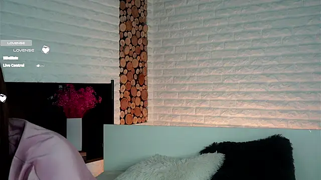 Snapshot of LowOncoming chatting on 01-14-25, 04:25 LowOncoming online show from 01-14-25, 04:25