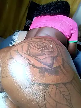 Snapshot of Hugemassivebootie chatting on 11-27-25, 08:00 Hugemassivebootie online show from 11-27-25, 08:00