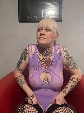 poussichienne online show from 02-19-25, 01:50