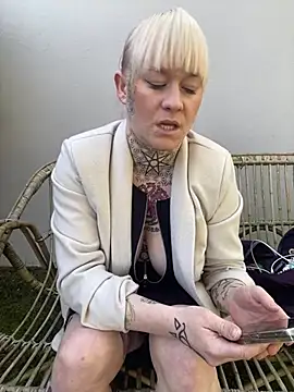 poussichienne online show from 03-05-25, 01:06