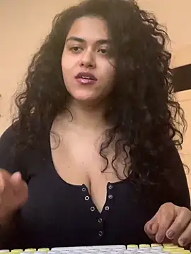 Snapshot of Curvydesifromgermany chatting on 01-08-25, 02:35 Curvydesifromgermany online show from 01-08-25, 02:35