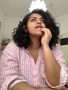 Snapshot of Curvydesifromgermany chatting on 10-15-25, 10:37 Curvydesifromgermany online show from 10-15-25, 10:37