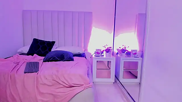 Snapshot of Laura_Dicardy chatting on 03-15-25, 03:16 Laura Dicardy online show from 03-15-25, 03:16