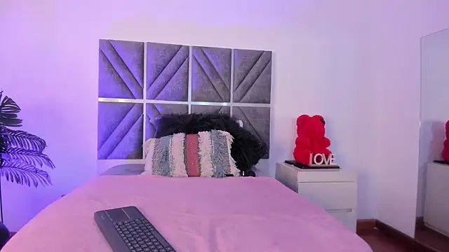 Snapshot of Laura_Dicardy chatting on 09-26-25, 07:40 Laura Dicardy online show from 09-26-25, 07:40