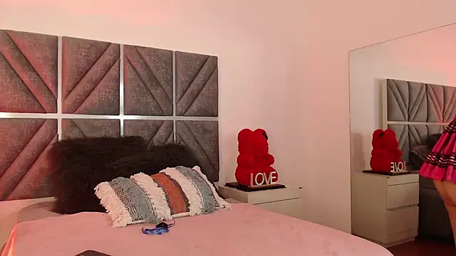 Snapshot of Laura_Dicardy chatting on 10-25-25, 07:41 Laura Dicardy online show from 10-25-25, 07:41