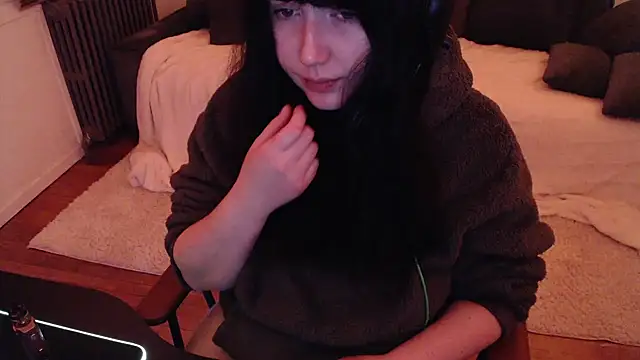 Lynylou online show from 12-25-24, 09:11