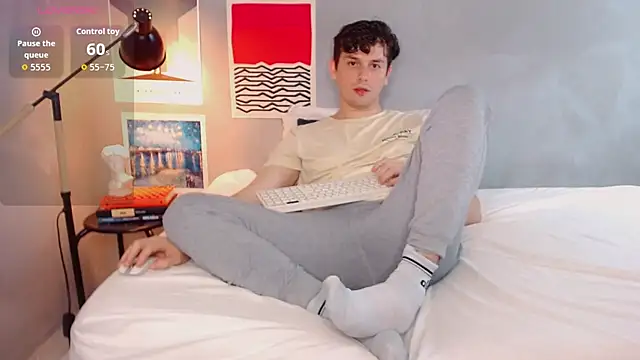 Elio555 online show from 10-31-25, 01:17