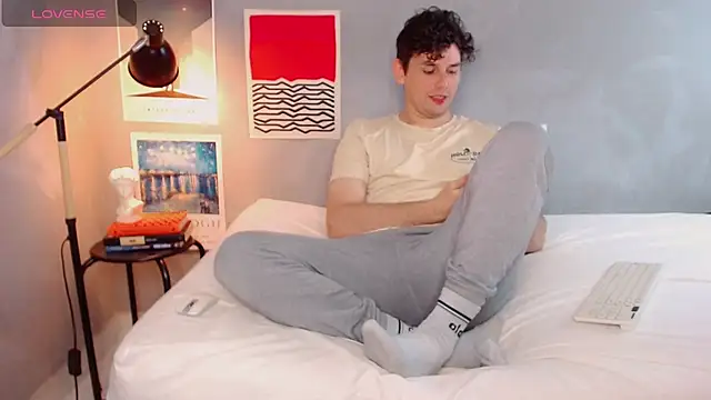 Elio555 online show from 10-31-25, 01:23