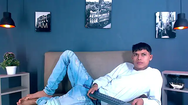 Levis Montes online show from 12-24-24, 01:39