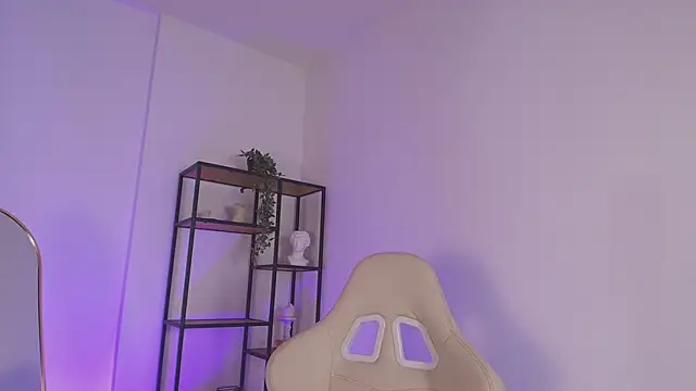 FoxieJullia online show from 01-18-25, 12:04