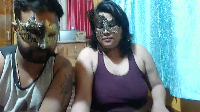 Snapshot of Cutehornycouples chatting on 02-19-25, 06:32 Cutehornycouples online show from 02-19-25, 06:32