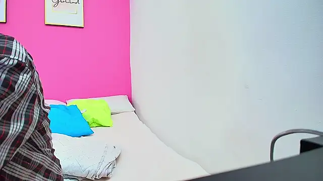 yourcuteneighbourr online show from 01-10-25, 03:07