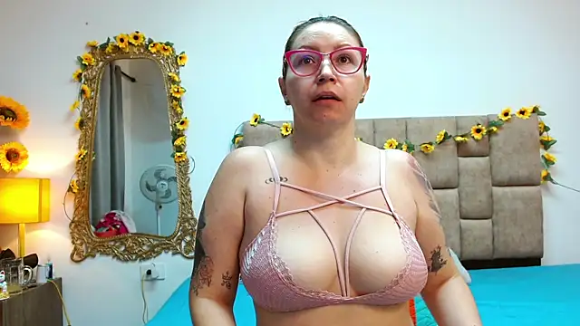 Snapshot of IsisDuzan chatting on 01-07-25, 04:18 IsisDuzan online show from 01-07-25, 04:18