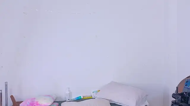 Snapshot of Chleo__ chatting on 11-12-25, 01:11 Chleo online show from 11-12-25, 01:11