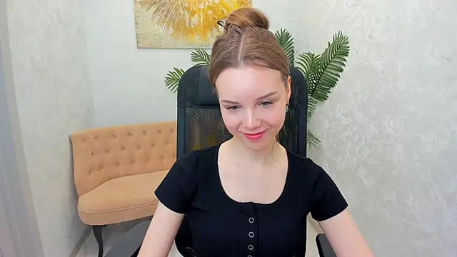 Snapshot of MileyWings chatting on 02-26-25, 06:00 MileyWings online show from 02-26-25, 06:00